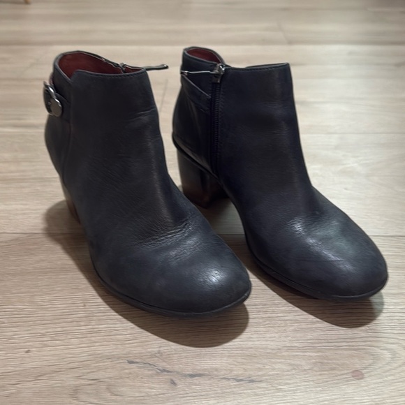 Dansko Perry Black Ankle Boot Bootie Waterproof Size Euro 38 US 7 - Picture 1 of 7